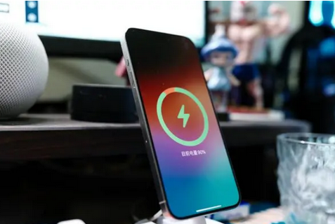 佛罗镇苹果15换屏服务分享用什么充电器给iPhone15充电更好 